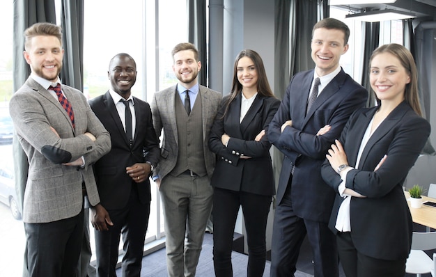 Empresario con colegas en el fondo en la oficina