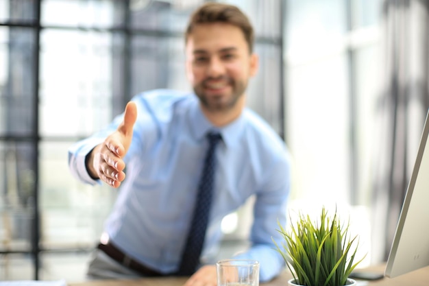 Foto empresário com a mão aberta pronta para selar um acordo
