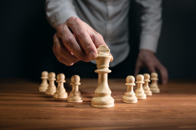 Homem De Negócios Jogando Figura De Xadrez Tomar Um Xeque-mate