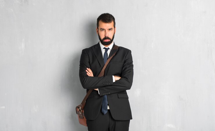 Foto empresário com barba com expressão triste e deprimida