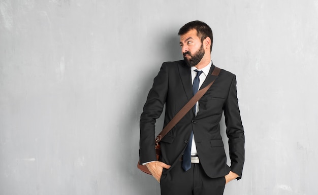 Empresário com barba é um pouco nervoso e assustado pressionando os dentes