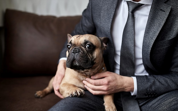 Empresário com cachorro em casa