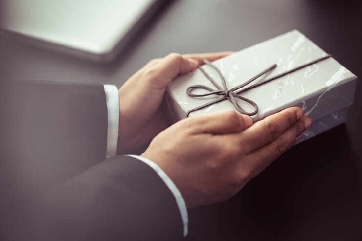 Empresário com caixa de presente