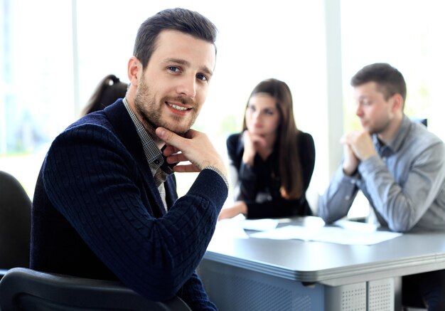 Empresário com colegas de escritório