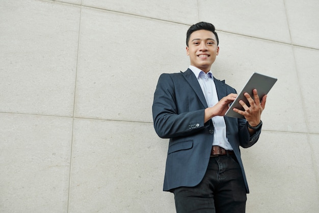 Empresário com computador tablet