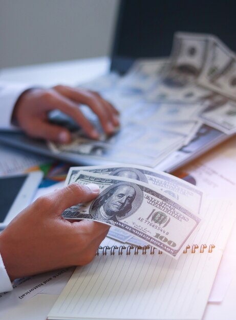 Empresário com dinheiro na mão, dólar americano, investimento, sucesso e conceito de negócio rentável