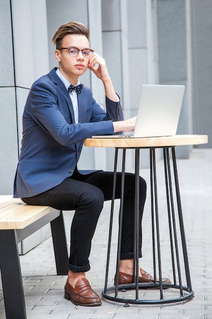 Empresário com estilo casual na cidade