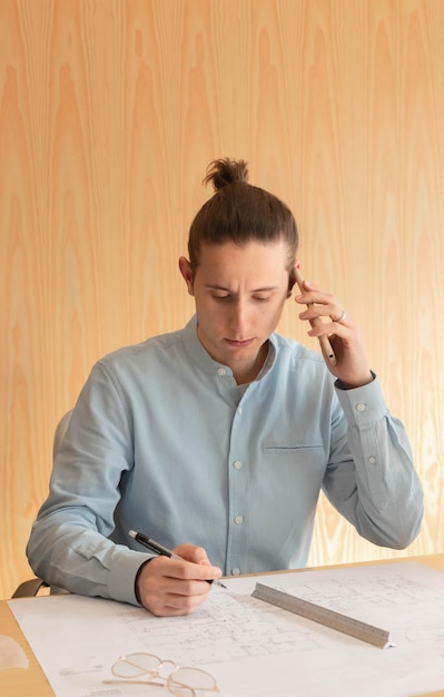 Empresário com expressão de raiva enquanto fala ao telefone