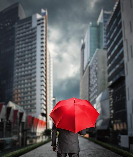 Empresário com guarda-chuva