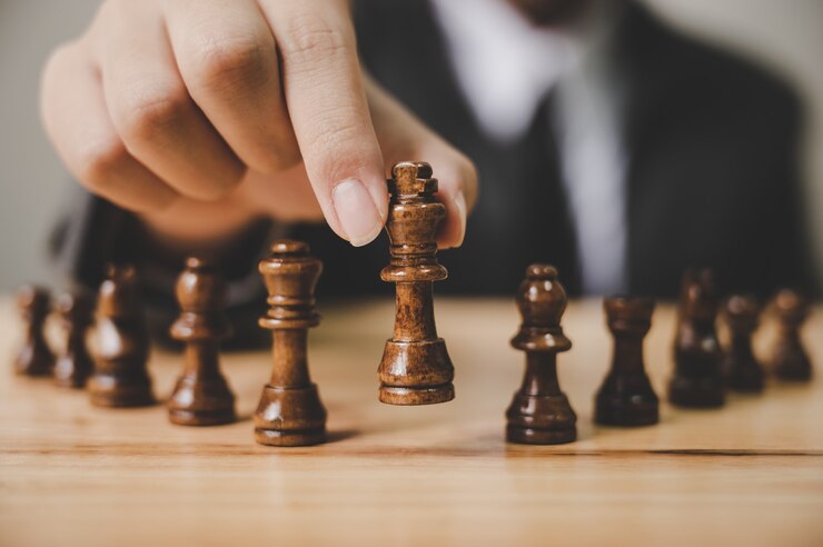Foto empresário com jogo de tabuleiro de xadrez