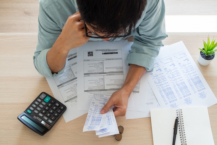 Foto empresário com preocupações financeiras
