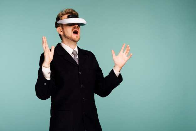 Empresário com roupa formal usando óculos de realidade virtual abriu a boca surpreso