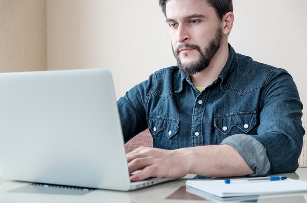 Empresário com seu laptop