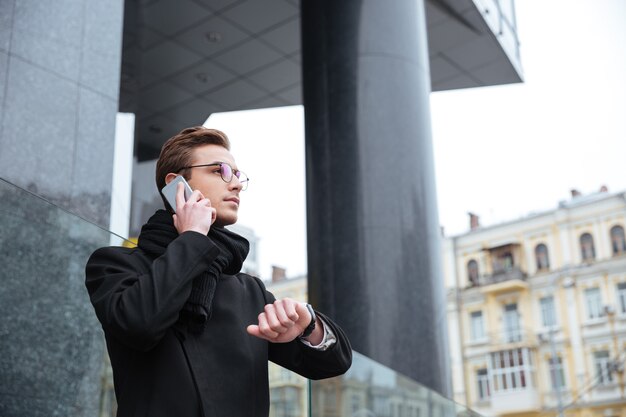 Empresário com telefone na rua. de baixo