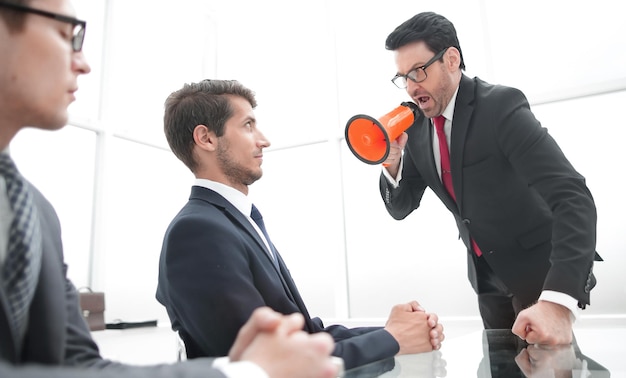 Foto empresário com um megafone na sala de conferências durante a reunião