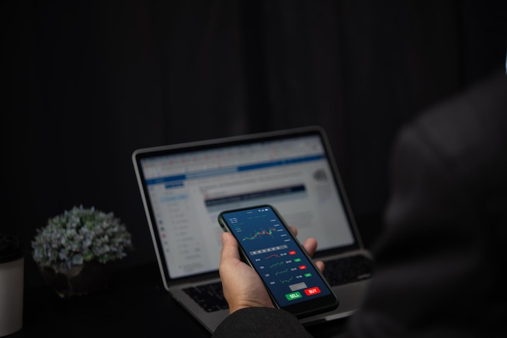 Foto empresario comerciante teléfono inteligente con velas de análisis de gráficos en diagramas de oficina en pantalla concepto de mercado de bolsa inversión financiera empresarial