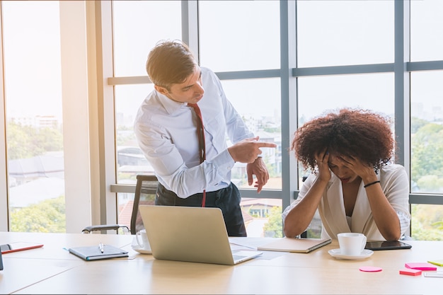 Empresário como chefe culpando e admoestar seu empregado.