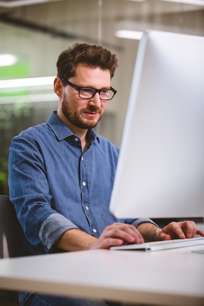 Foto empresário, concentrando-se no computador no escritório criativo