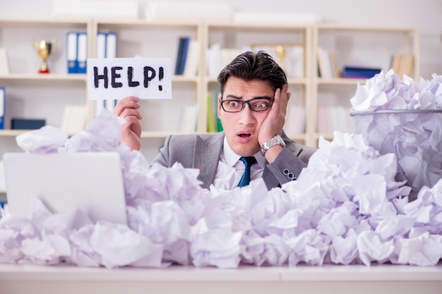 Empresario en concepto de reciclaje de papel en la oficina