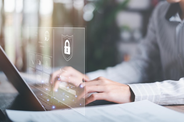 Empresario conectado a la red con icono virtual concepto de seguridad de Internet ciberseguridad digital en línea