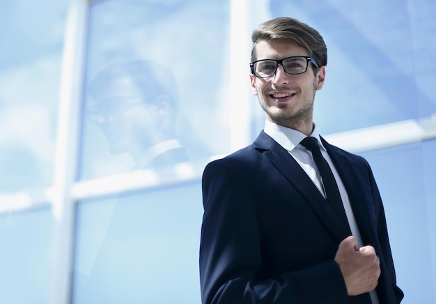 Empresario confiado en el fondo de la ventana de la oficina foto con espacio de copia