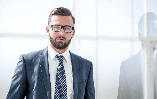 Empresario confiado en el fondo de la ventana de la oficina foto con espacio de copia