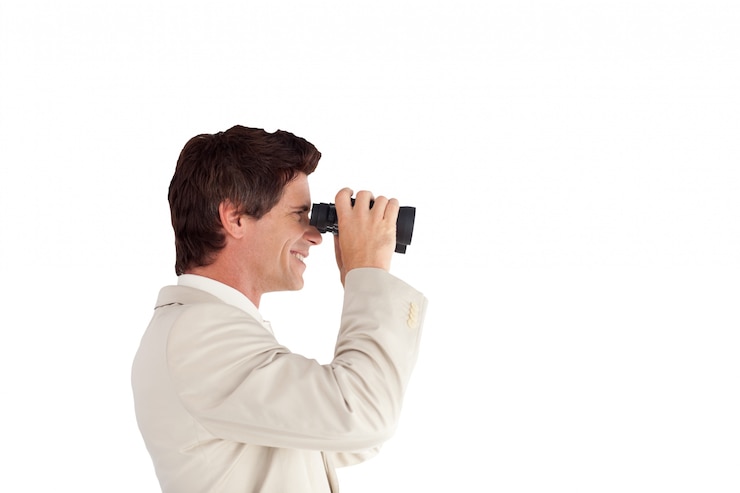 Foto empresário confiante com binóculos