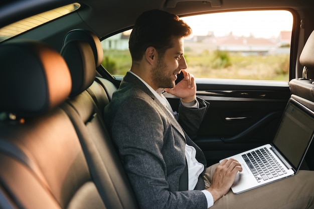 Empresário confiante falando no celular