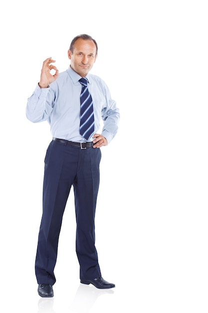 Empresário confiante, mostrando sinal de sucesso com a mão. foto em fundo branco