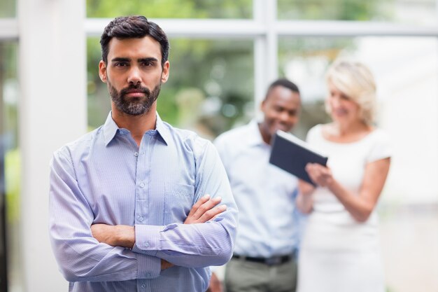 Empresário confiante no centro de conferências