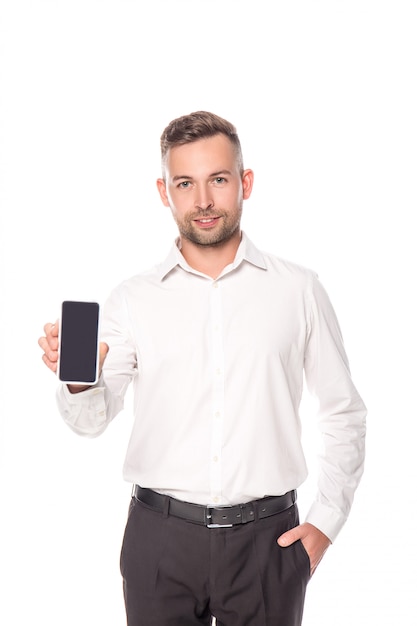 empresário confiante segurando o smartphone com tela em branco, isolada no branco