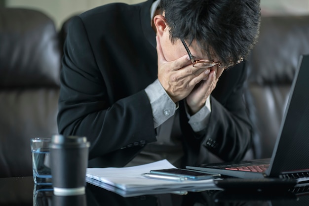 Empresário confuso com estressado e preocupado com erros e problemas de trabalho.