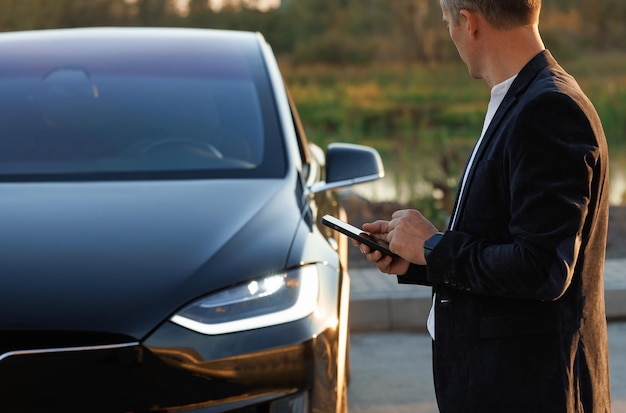 Empresário controla um carro elétrico autônomo usando motorista de piloto automático autônomo de aplicativo móvel