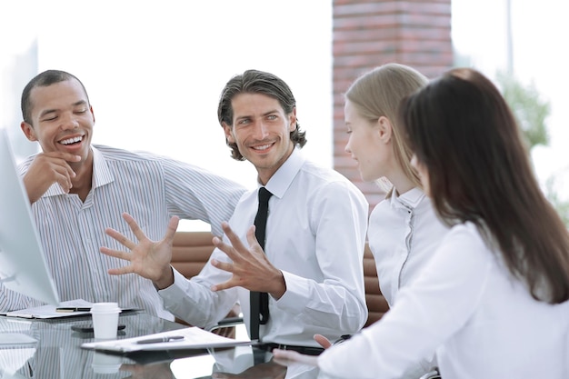 Empresário conversando com uma equipe de negócios sentada na mesa