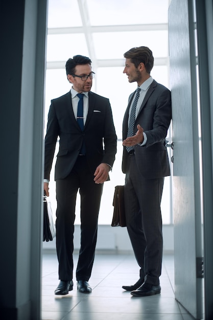 Empresário convida parceiro de negócios em seu escritório