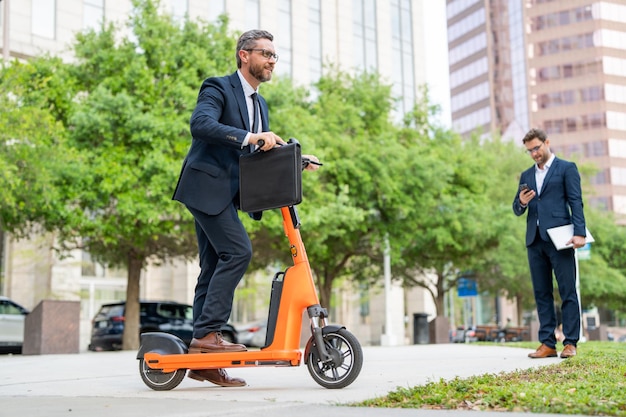 El empresario corre a la reunión en su scooter eléctrico ahorra el día para el difunto empresario busi