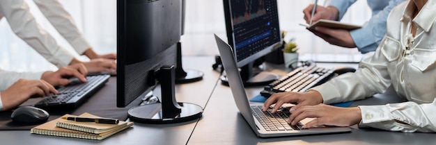 Empresario y corredor analizando el gráfico de acciones en la empresa comercial Trailblazing