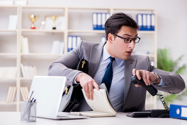 Empresário correndo no escritório