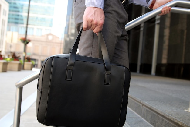 Foto empresario corriendo rápido escaleras arriba hacia su trabajo