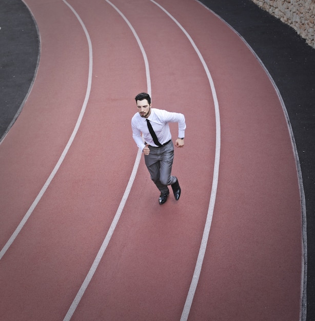 Foto empresario corriendo