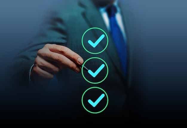 Un empresario crea una lista de comprobación para el control de calidad Evaluación y cuestionario