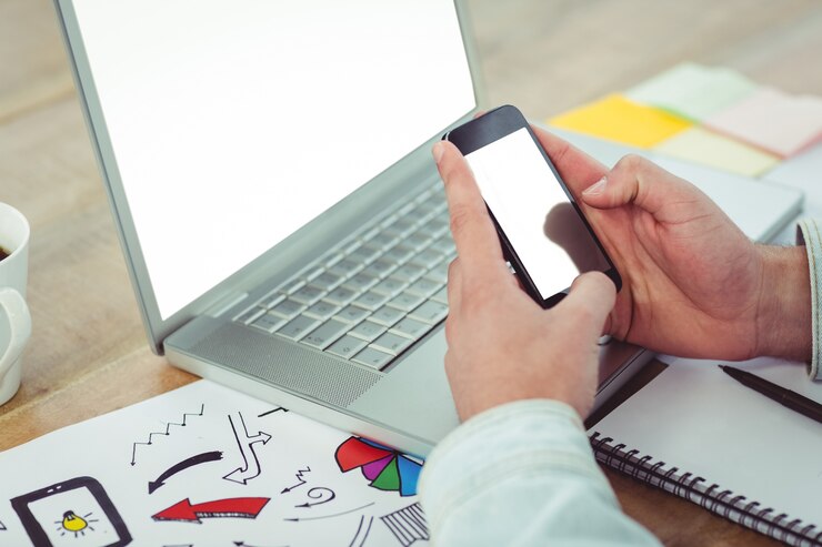 Foto empresario creativo trabajando en su teléfono inteligente