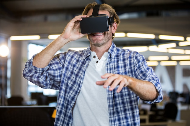 Empresario creativo usando simulador de realidad virtual
