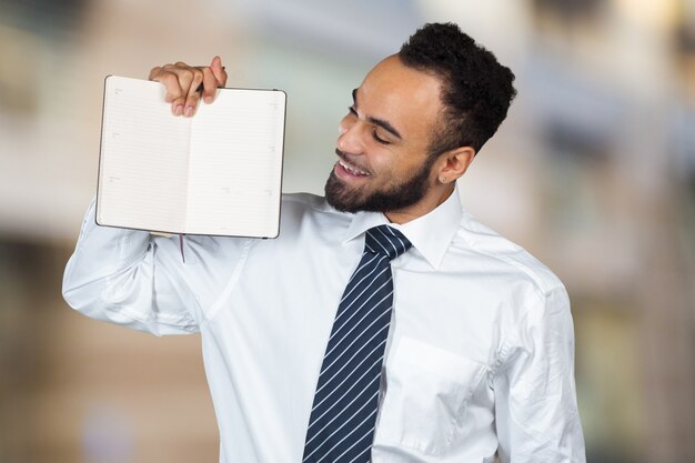 Empresario con cuaderno en blanco