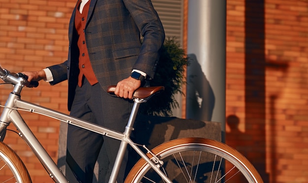 Empresario de cultivo con bicicleta en la calle