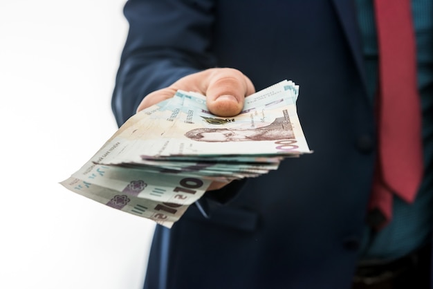 El empresario da un soborno o paga, de forma aislada. UAH. 1000 billetes nuevos dinero ucraniano