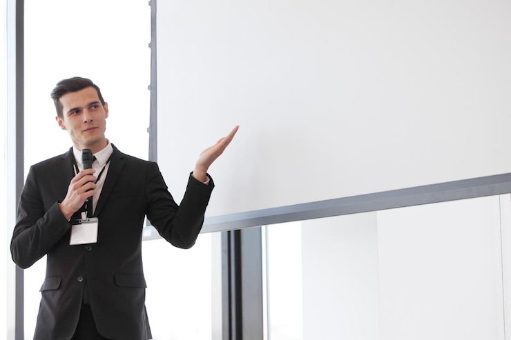 Foto empresário dando apresentação