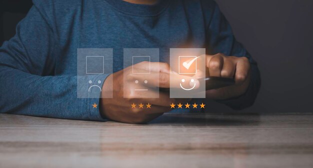 Empresario dando una puntuación alta con cinco estrellas de oro calificación de satisfacción en el servicio