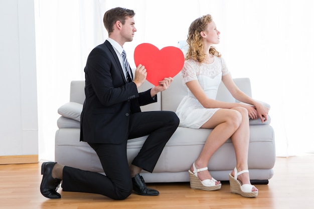 Empresario dando tarjeta de corazón a su novia