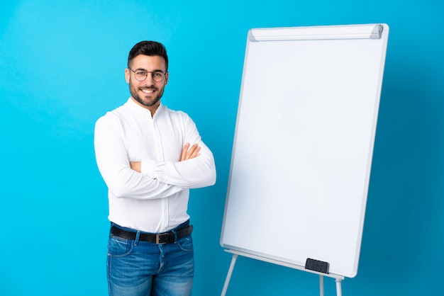 Empresário, dando uma apresentação no quadro branco, dando uma apresentação no quadro branco e sorrindo